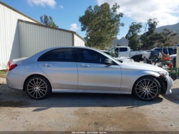Mercedes Klasa C W205 2017 Mercedes-Benz Klasa C 2017 MERCEDES-BENZ C 300 LUXURYSPORT 2.0 Benzyna, zdjęcie 5