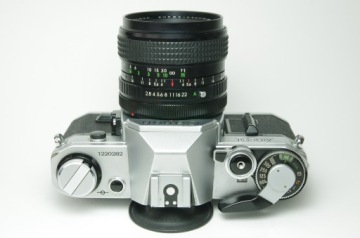 Аналоговый корпус Canon AE-1 с объективом