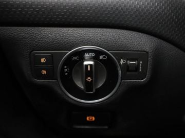 Mercedes Klasa A W176 Hatchback 5d Facelifting 180 d 109KM 2015 Mercedes A 180 A180 CDI Urban Klimatyzacja, zdjęcie 28