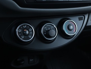 Toyota Yaris III Hatchback 5d Facelifting 1.0 VVT-i 69KM 2015 Toyota Yaris 1.0 VVT-i, Salon Polska, Klima, zdjęcie 12