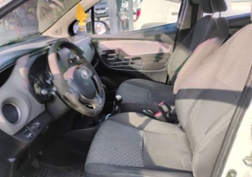 Toyota Yaris III Hatchback 5d Facelifting 1.0 VVT-i 69KM 2016 Toyota Yaris 2016r, 1.0 LPG. Uszkodzony lewy bok. Jezdzi. BenzynaLPG 70KM, zdjęcie 6