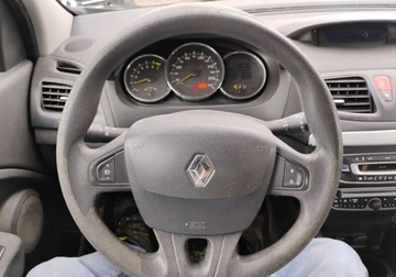 Renault Fluence Sedan 1.6 16V 110KM 2010 Renault Fluence 2010r, 1.6 Benzyna. Lekko uszkodzony lewy tyl. Jezdzi., zdjęcie 10