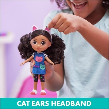 GABI'S CAT HOUSE КУКЛА ГАББИ В ПУТЕШЕСТВИИ В ШАПКЕ И ПОВЯЗКЕ НА ГОЛОВУ С КОШАЬИМИ УШАМИ 20 СМ