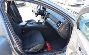 Volvo V60 II  Kombi 2.0 D3 150KM 2019 Volvo V60 NAVIGACJA, Grzane Fotele, Multifunkcja, Tempomat, Czujniki, Auto, zdjęcie 17