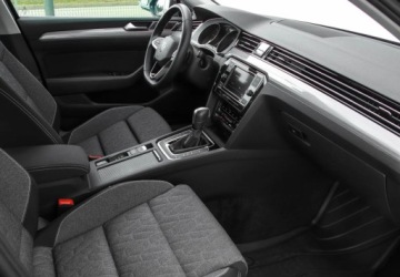 Volkswagen Passat B8 Variant Facelifting 2.0 TDI SCR 150KM 2023 Volkswagen Passat 2.0TDI 150KM DSG, Business, App Connect, Pakiet Zimowy,, zdjęcie 11