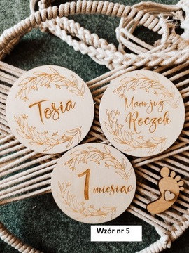 Деревянные доски-месяцы для детских фотографий.