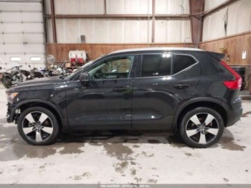 Volvo XC40 Crossover 2.0 T5 247KM 2020 Volvo XC 40 T5 Momentum 2020 2.0 Benzyna 248KM, zdjęcie 2