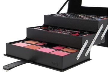 Косметичка с набором из 82 косметических средств.