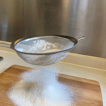 Набор стальных сит, дуршлаг, маленькое сито, мелкоячеистое сито.