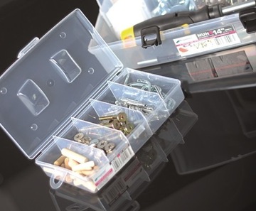 Прозрачный мини-контейнер с отделениями.