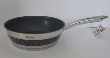 Набор из 12 черных кастрюль для индукции.