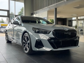 BMW Seria 5 G90-91 Touring 2.0 520d 197KM 2025 Touring 520d xDrive Sport Combi 2.0 (197KM) 2025, zdjęcie 4
