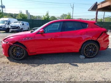 Maserati Levante 2022 Maserati Levante Tributo 2022 3.0 Benzyna 424KM, zdjęcie 2