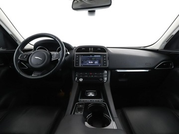 Jaguar F-Pace SUV 2.0 i4D 180KM 2016 Jaguar F-PACE 20d Automat AWD Portfolio Nawigacja, zdjęcie 14