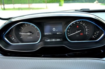 Peugeot 2008 I SUV Facelifting 1.2 PureTech 82KM 2017 Peugeot 2008 1,2 Benzyna Ledy Navi Skóra, zdjęcie 24