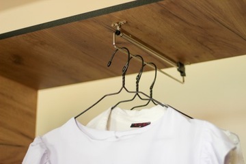 Гардероб DIOR PLUS 14 с сиденьем, планками и зеркалом.