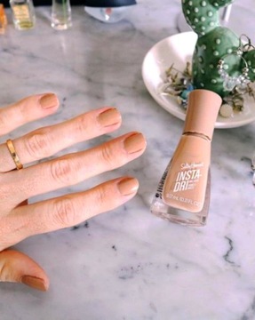 Sally Hansen Insta Dri Lakier In Nude-Tral 143