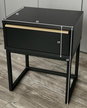 Черная прикроватная тумбочка, золотой каркас прикроватной тумбочки.