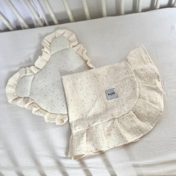 Муслиновый конус с рюшами из роз и золотых звезд.