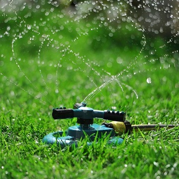 Zraszacz ogrodowy obrotowy trójramienny