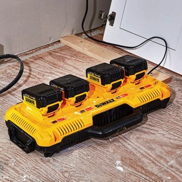 Зарядное устройство 4-портовое 10,8-18В 8А DeWalt DCB104 быстрое