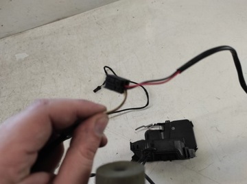 MERCEDES E W211 02- ZÁMEK LEVÝ PŘEDNÍ 2 PIN EVROPA