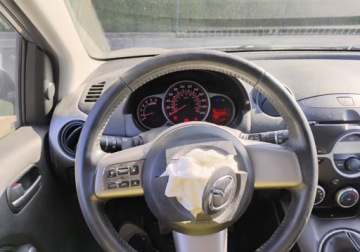 Mazda 2 II 2010 Mazda 2 122010r, 1.6 Benzyna. Lekko uszkodzony przod. Jezdzi. 1.6 90KM, zdjęcie 9