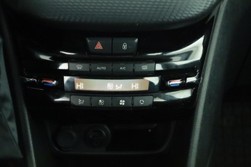 Peugeot 2008 I SUV Facelifting 1.2 PureTech 82KM 2017 Peugeot 2008 1.2 PureTech, Salon Polska, Navi, zdjęcie 10