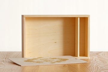 Коробка с гравировкой для фотографий 18х23 с отделением.