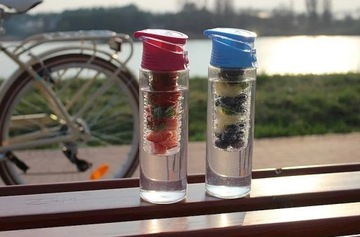 БУТЫЛКА СО ВСТАВКОЙ ДЛЯ ФРУКТОВОЙ ЛЕДЯНОЙ ВОДЫ 800мл