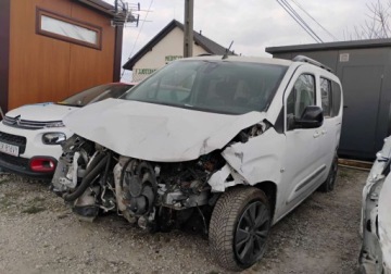 Toyota 2022 Toyota Proace City Verso 2022r, 1.2 Benzyna. AUTOMAT. Uszkodzony przod i t