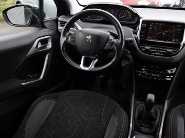 Peugeot 2008 I SUV Facelifting 1.2 PureTech 82KM 2017 Peugeot 2008 1.2 PureTech, Salon Polska, zdjęcie 6
