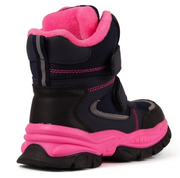 Снежные ботинки девушки изолировали зимню