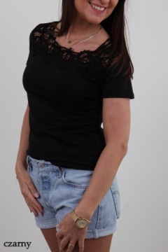 БЛУЗКА ПЛОСКОГО КРОЯ С ДЕКОРАТИВНЫМ КРУЖЕВНЫМ ВЫРЕЗОМ R.M