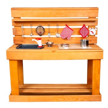 Садовая глинобитная кухня для приусадебного участка с деревянными аксессуарами