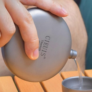 Только портативная титановая герметичная фляжка.