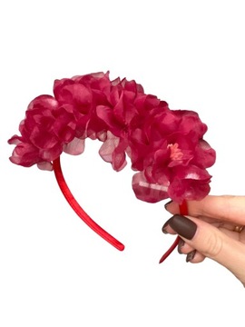 Венок на повязке в стиле бохо, украшенный красными весенними цветами.