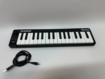 Alesis Qmini — портативный 32-кнопочный USB MIDI-контроллер