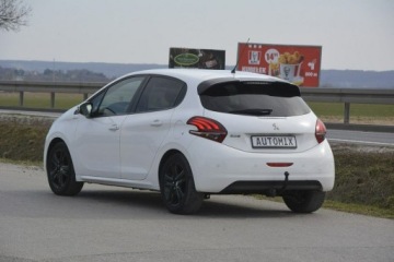 Peugeot 208 I Hatchback 5d Facelifting 1.2 PureTech 82KM 2018 Peugeot 208 1.2 Benzyna Style gwarancja przebiegu, zdjęcie 5