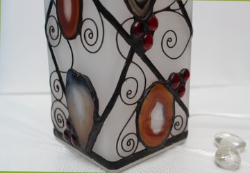 Ночник из молочного стекла, украшенный агатами.