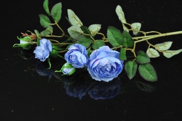 Маленькая искусственная роза голубого цвета.