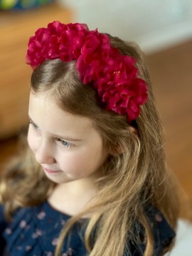 Венок на повязке в стиле бохо, украшенный красными весенними цветами.