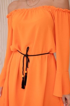Pomarańczowa sukienka wiązana w talii sznurkiem