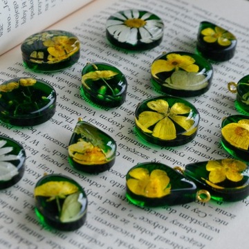 Колье, кулон из смолы с цветком - круглый