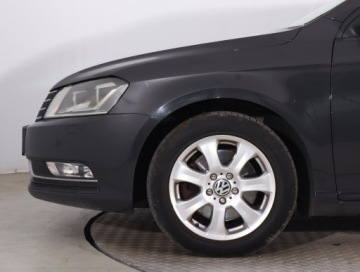 Volkswagen Passat B7 Variant 1.6 TDI CR DPF BlueMotion 105KM 2013 VW Passat 1.6 TDI, Salon Polska, Navi, Xenon, zdjęcie 14