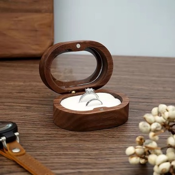 Коричневая коробочка с подушечкой для обручальных колец.