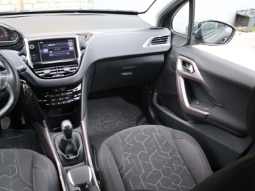 Peugeot 2008 I SUV Facelifting 1.2 PureTech 110KM 2016 Peugeot 2008 1.2 PureTech, Salon Polska, zdjęcie 7