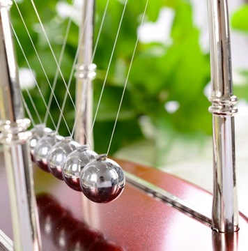 УКРАШЕНИЕ НАСТОЛЬНОГО МАЯТНИКА НЬЮТОНА С 5 МАГНИТНЫМИ ШАРИКАМИ, КОРИЧНЕВЫЙ КРОНШТЕЙН