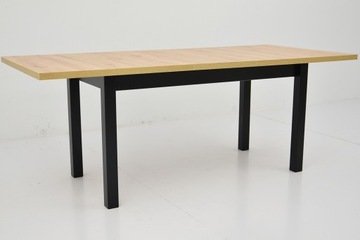 Раздвижной стол с 10 черными стульями с мягкой обивкой.