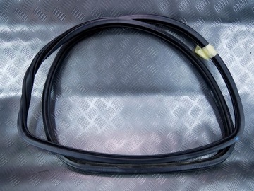 Uszczelka drzwi przód prawa 4L0831721A AUDI Q7 4L LIFT